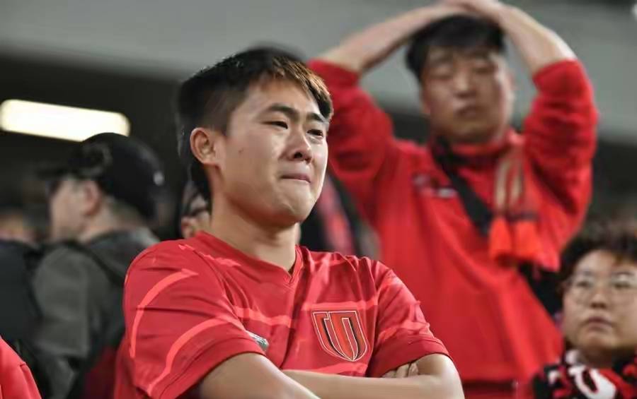 包含上海海港今夜完成体检；志在德甲名次提升；球迷炸锅；更衣室氛围转暖的词条