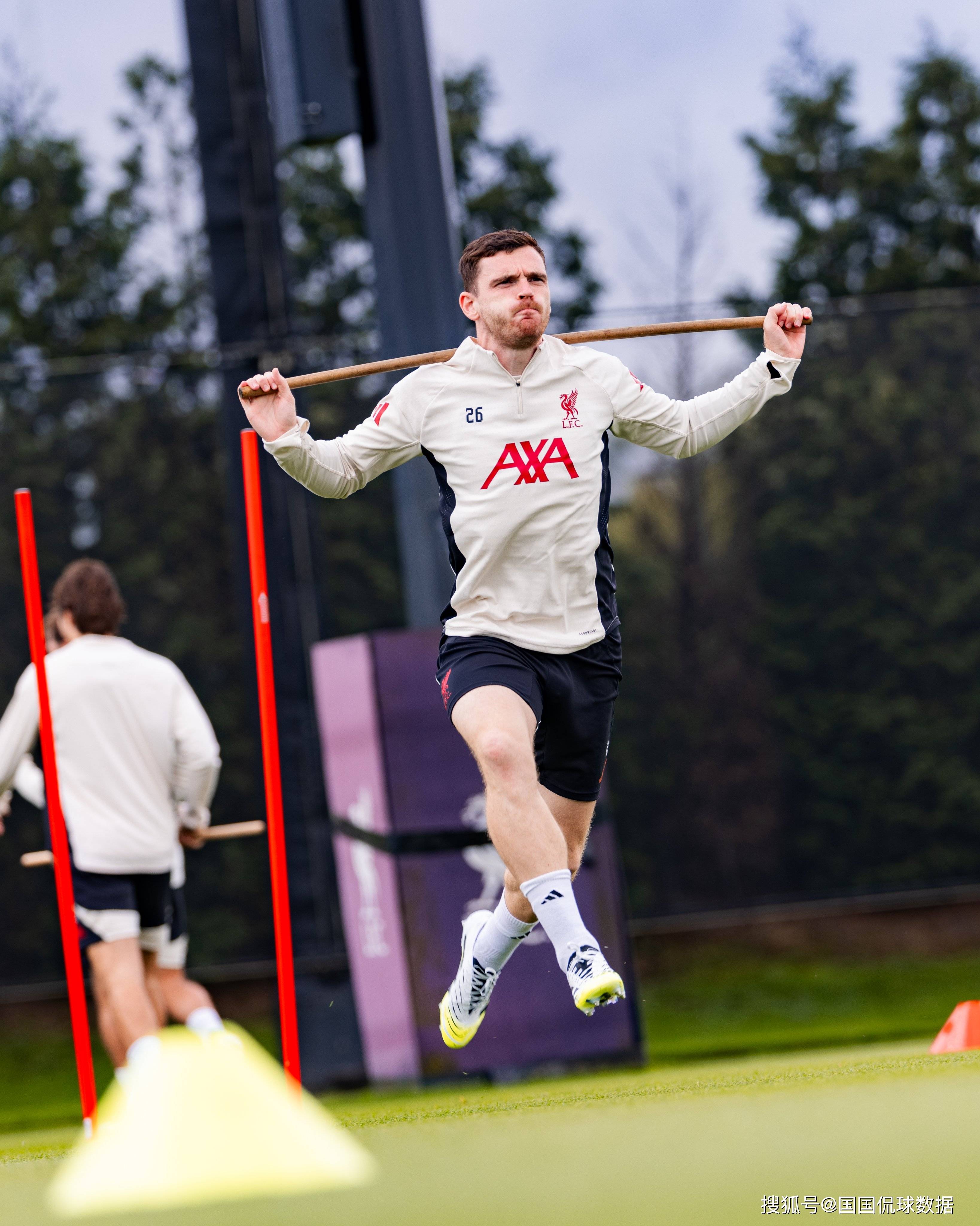 关于利物浦再遭质疑备战社区盾浓眉哥在RNG比赛中逆转，巴塞罗那迎中超关键赛看傻球迷的信息